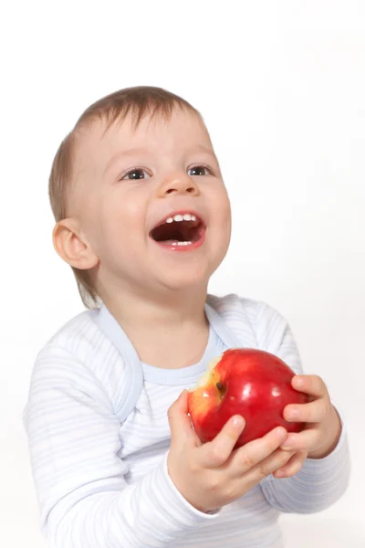 Kırmızı elma ile gülen bebek — Stok fotoğraf
