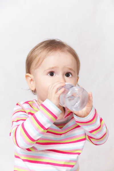 Baby drinkwater — Stockfoto