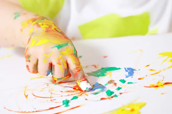 Рука дитини живопис — стокове фото