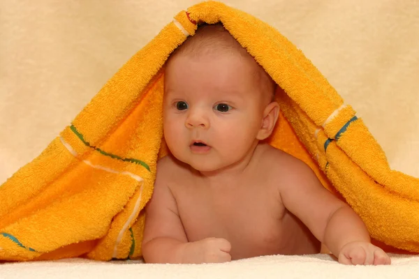 お風呂の後の新生児 — ストック写真