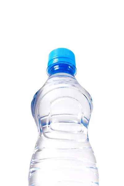 Vista na garrafa de água de baixo — Fotografia de Stock