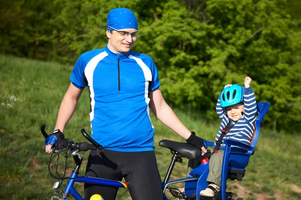 Vader en zoon in fiets stoel — Stockfoto