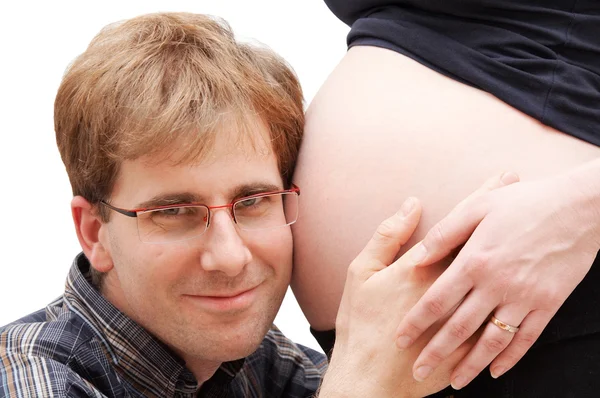 リスニングの妊娠中の妻の腹を男します。 — ストック写真