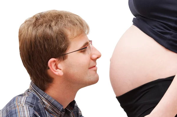 Man zoenen zwangere vrouw buik — Stockfoto