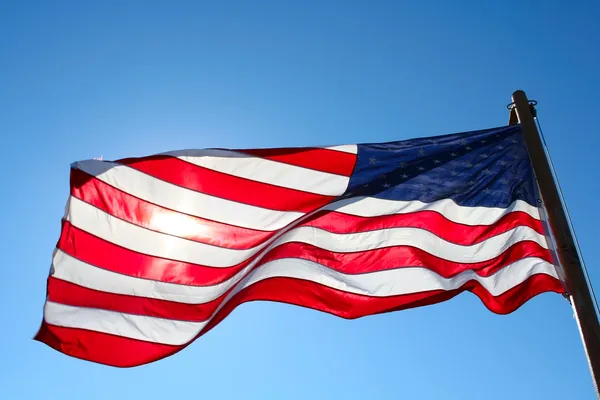 Bandera americana retroiluminada por el sol — Foto de Stock