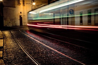 gece Prag'da tramvay