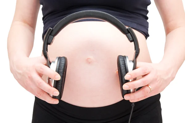 Donna incinta con cuffie — Foto Stock