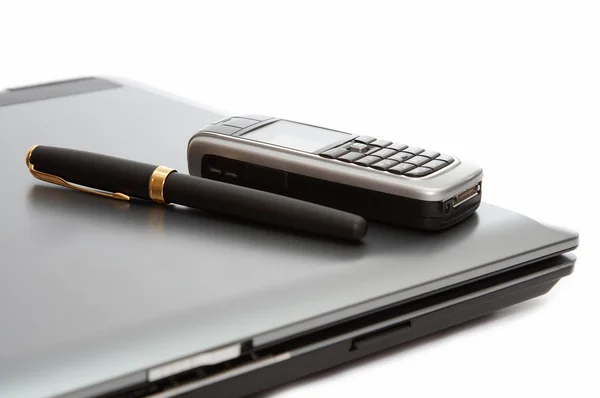Mobile phone and fountain pen — Stock Photo, Image