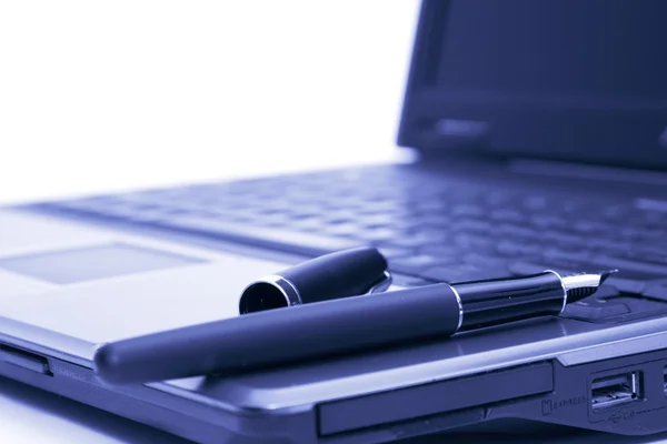 Fountain pen on the laptop — Stock Photo, Image