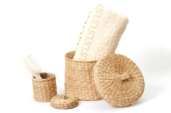Плетеные корзины с банными принадлежностями — стоковое фото