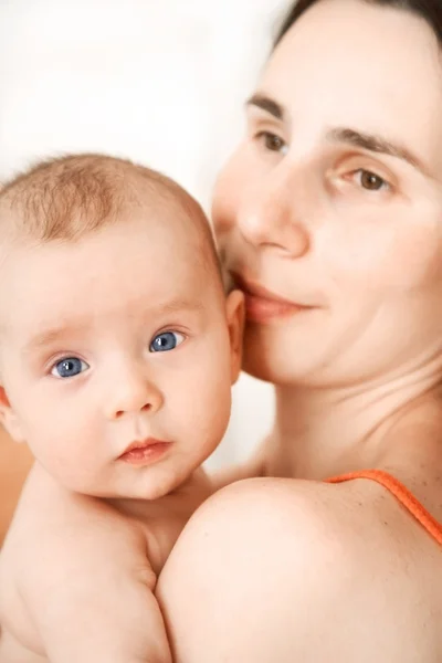 Küçük bir bebek ile anne — Stok fotoğraf