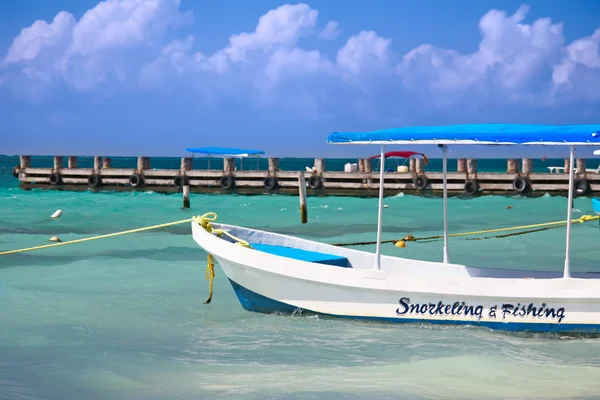 Fischer- und Schnorchelboot in der Marina — Stockfoto