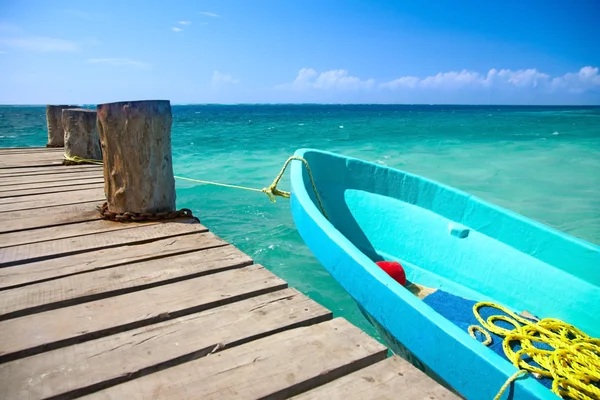Bateau de pêche et plongée avec tuba dans la marina — Photo