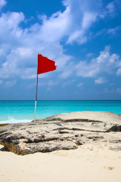 Rødt flagg på stranden – stockfoto