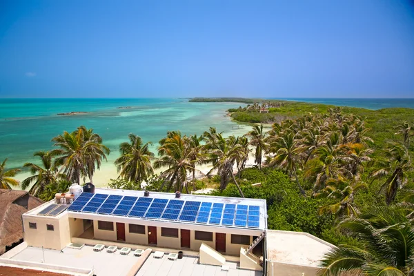 海滩，一个大厦与太阳能电池板 — 图库照片