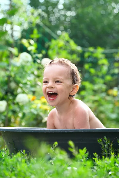 Świeżym powietrzu kąpiel dziecka — Zdjęcie stockowe