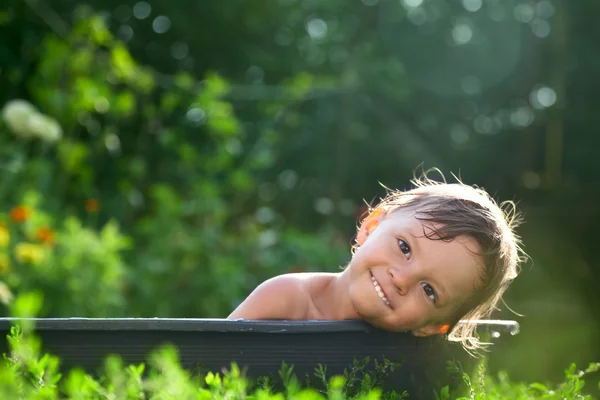 Ребенок лежит на ванне — стоковое фото