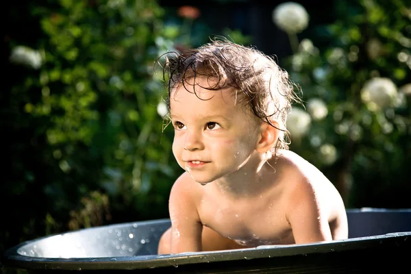 Banho de bebê ao ar livre — Fotografia de Stock