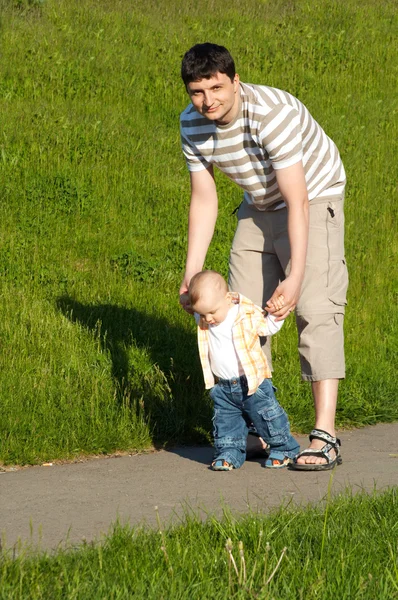 Pierwsze kroki dziecka z ojcem — Zdjęcie stockowe