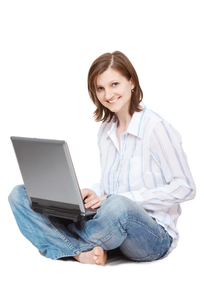 Femme avec ordinateur portable assis sur le sol — Photo
