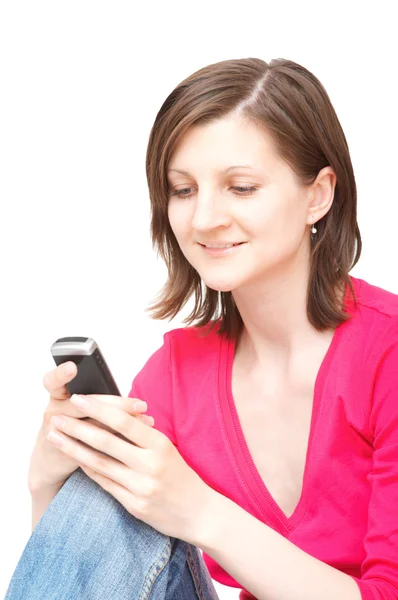 Ung kvinna skriver sms — Stockfoto