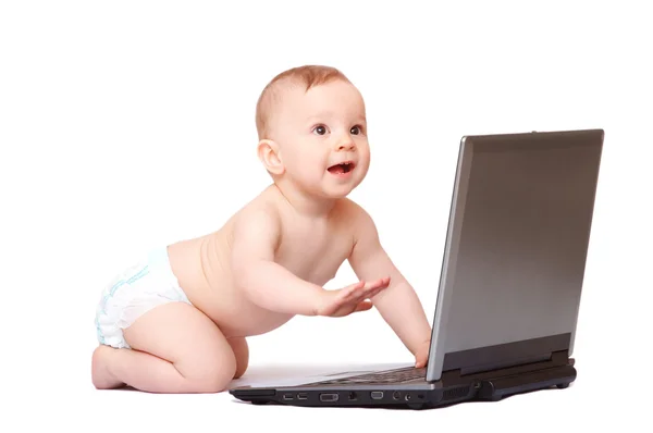 Baby met laptop — Stockfoto