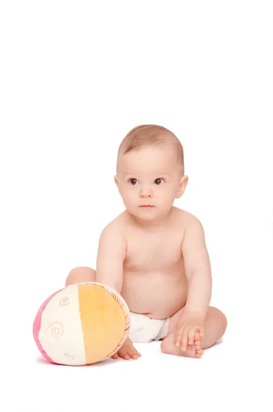 Μωρό με την μπάλα που κάθεται στο πάτωμα — Φωτογραφία Αρχείου
