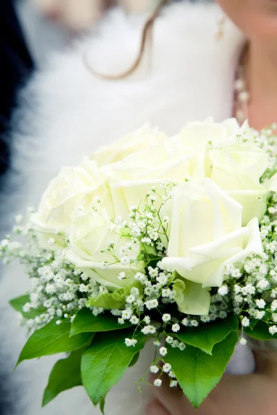 Bruid met haar bruiloft boeket — Stockfoto