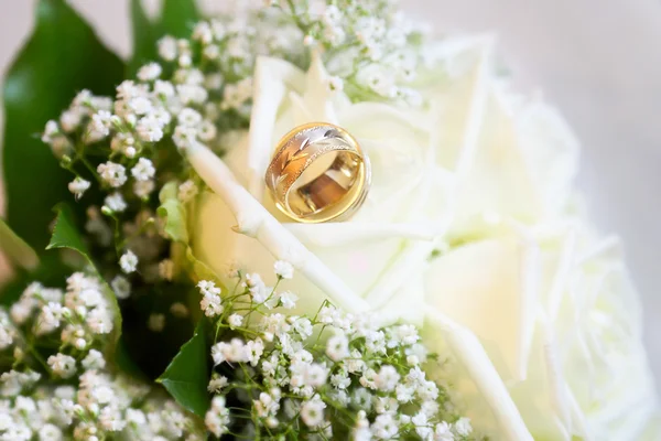 Anéis de casamento no buquê — Fotografia de Stock