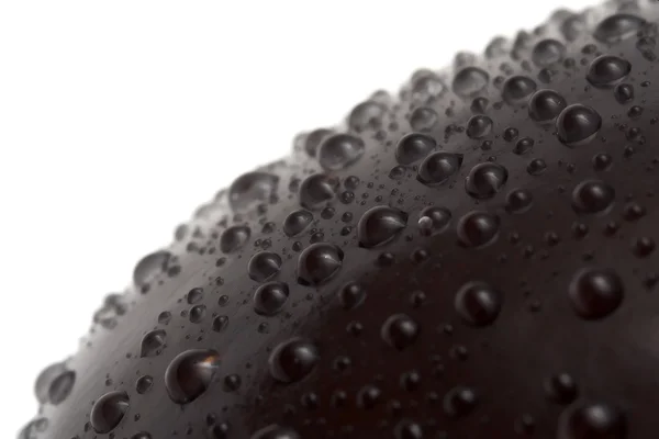 Капли воды на поверхности баклажана — стоковое фото