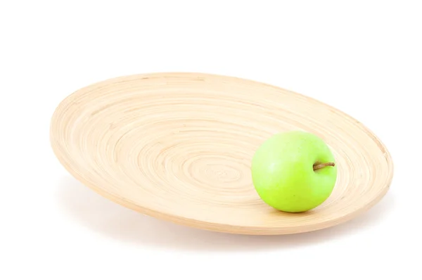 Одно яблоко на деревянной тарелке — стоковое фото