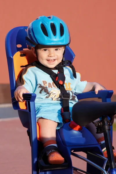 Szczęśliwe dziecko w fotelu rowerów — Zdjęcie stockowe