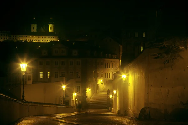 Aleja w nocy we mgle, Praga — Zdjęcie stockowe