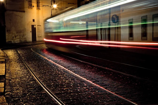 Straßenbahn in der Nacht in Prag — Stockfoto