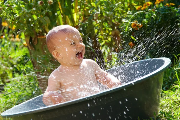 옥외 아기 입욕 — 스톡 사진