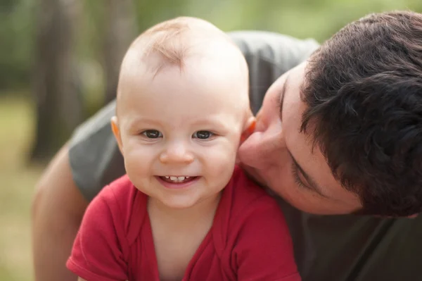 Ojciec całować jego syn — Zdjęcie stockowe