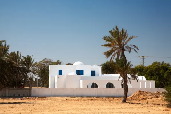 Белый дом в арабском стиле — стоковое фото