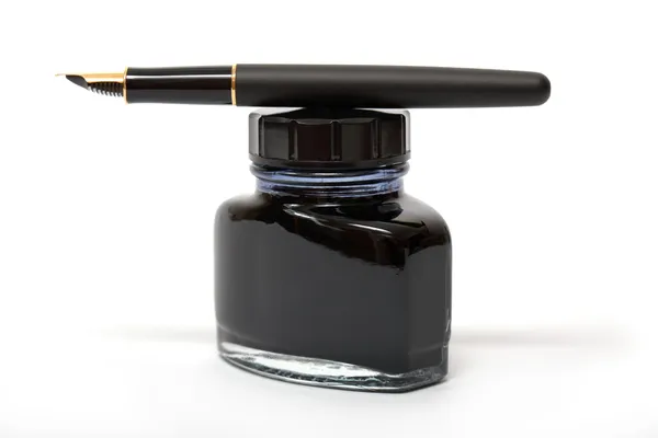 Pluma estilográfica en la botella de tinta — Foto de Stock