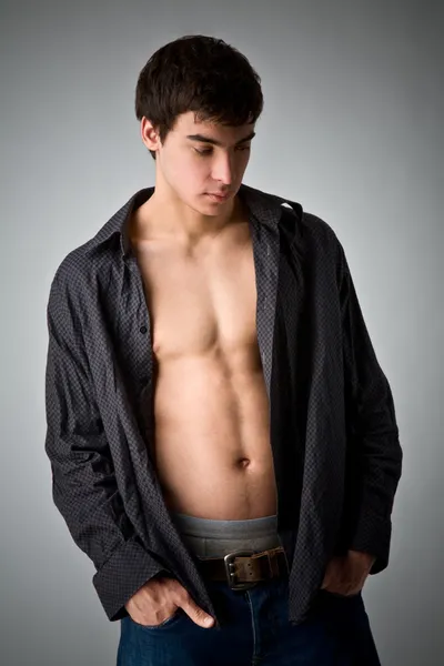 Unbuttoned シャツと若い男 — ストック写真