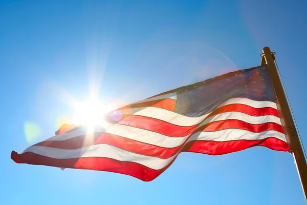 Flaga amerykańska podświetlany od słońca — Zdjęcie stockowe