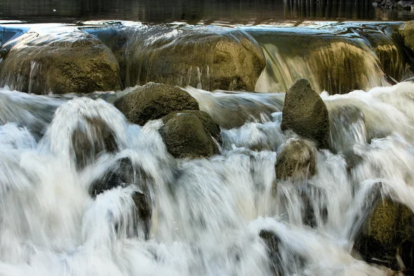 Vattenfall och stenar — Stockfoto