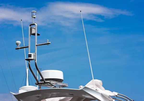 GPS és antenna egy hajón — Stock Fotó