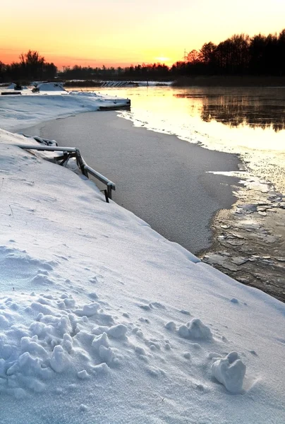 Güneş batmadan ve kış aylarında göl — Stok fotoğraf