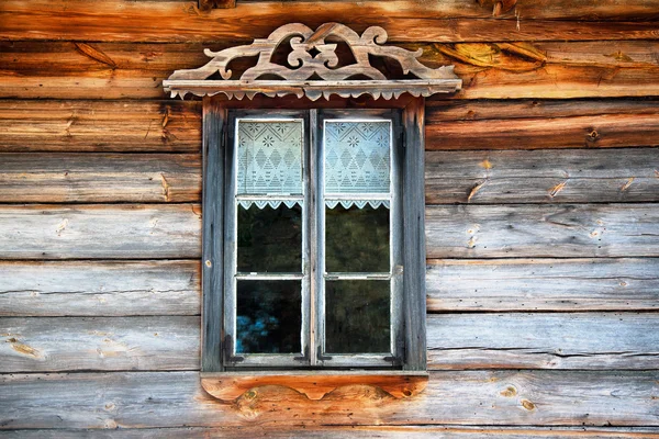 Ventana antigua en pared de madera — Foto de Stock