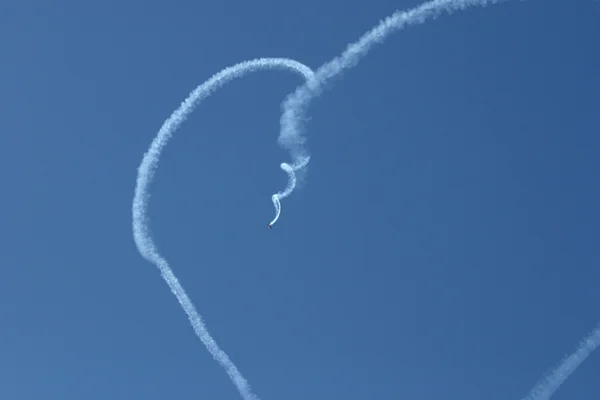 The plane doing heart — Stok fotoğraf