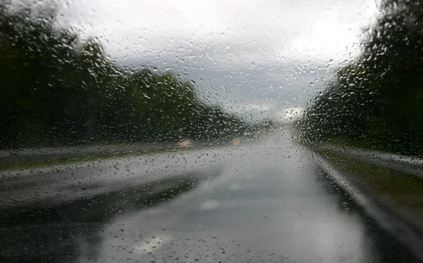 Conducir bajo la lluvia —  Fotos de Stock