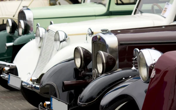 En linje av klassiska bilar — Stockfoto