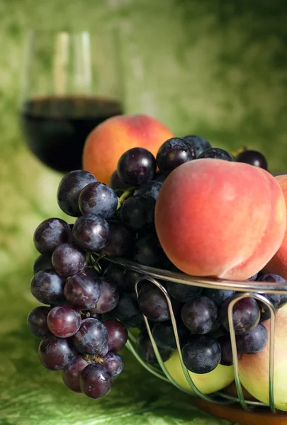 Kırmızı üzüm ile kırmızı asma — Stok fotoğraf