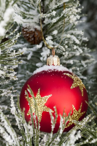 Schnee auf roter Christbaumkugel — Stockfoto
