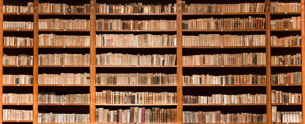 Старые книги в старой библиотеке — стоковое фото